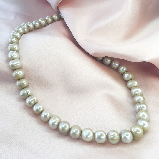Little Pearlie - Beate, beige ferskvands perlehalskæde 