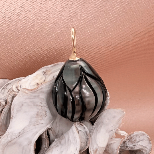 Little Pearlie - Handgravierte Tahitiperle mit 14 Karat Gold