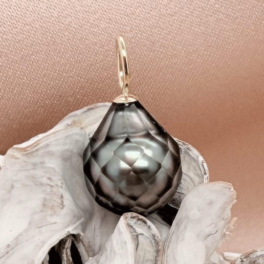 Little Pearlie - Handgravierte Tahitiperle Anhänger mit 14 Karat Gold