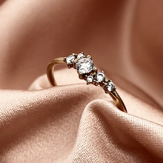 G&S - 8 kt. Small stone cluster ring