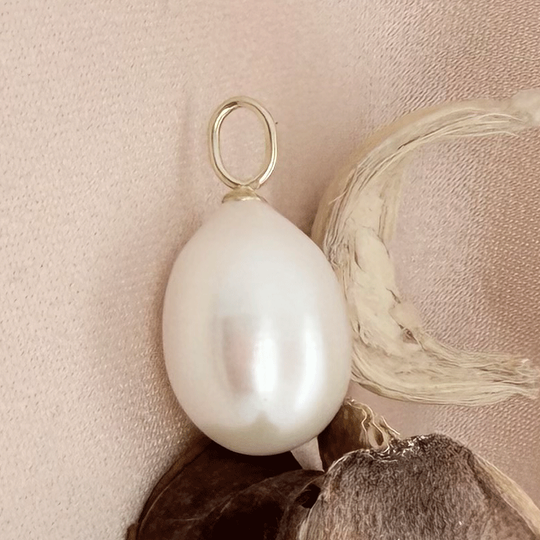 Little Pearlie - Weiße Süßwasserperle mit 14 Karat Gold