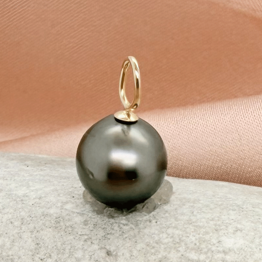 Little Pearlie - Rund 9,5mm Tahitiperle Anhänger mit 14 Karat Gold